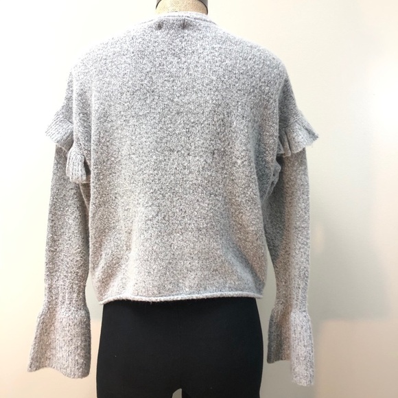 ROMEO + JULIET grey crop ruffle sleeve‎ sweater - Picture 3 of 7